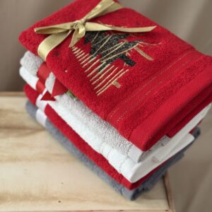 Božićni ručnik - crveni borovi
